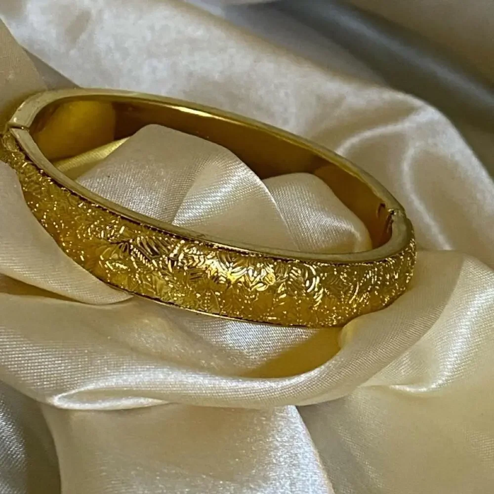 Beautiful Vintage Monet gold tone hinged Floral design bangle bracelet No Scuffs